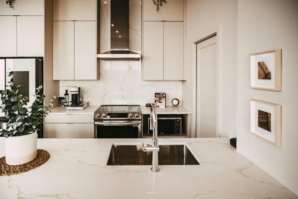 New Luxury 2Br Penthouse Apt In Central Халифакс Екстериор снимка